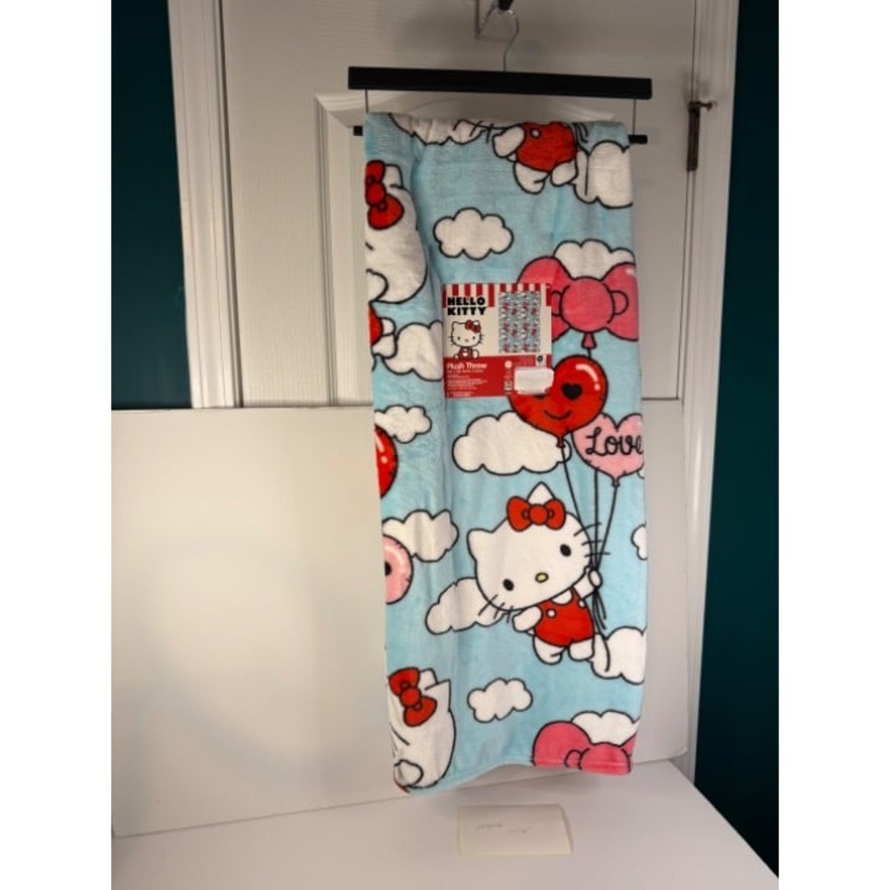 NWT Hello Kitty with Heart Shaped Balloons Blue Valentines‎ Day Plush Throw
